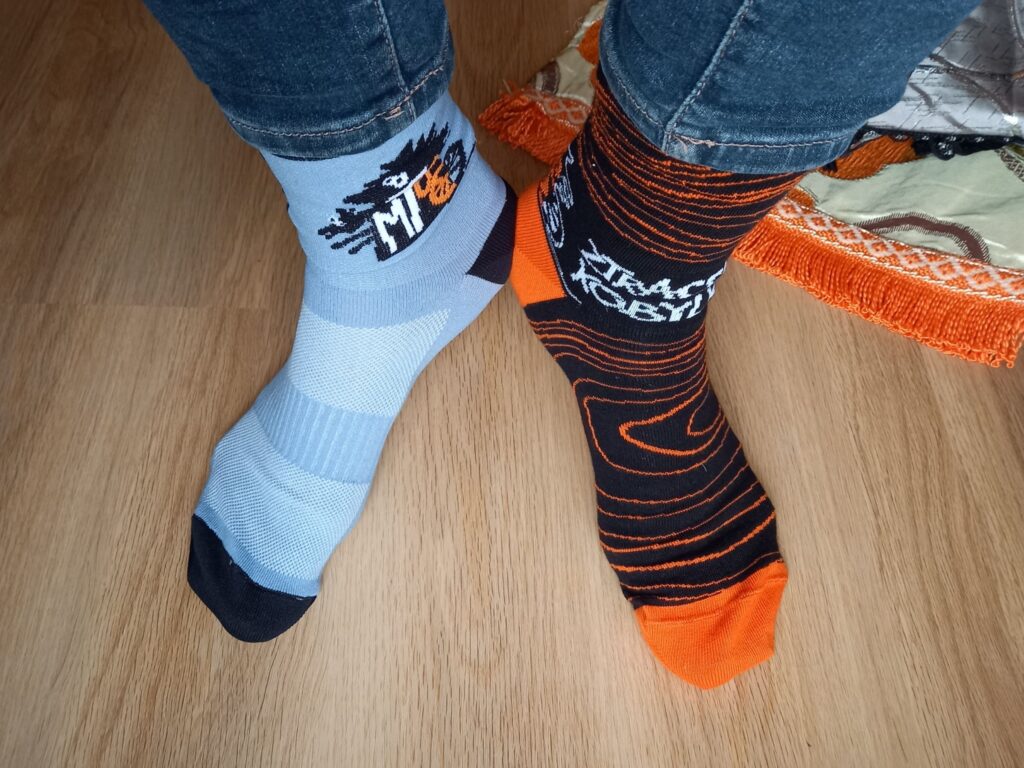 2 druhy merch ponožek 